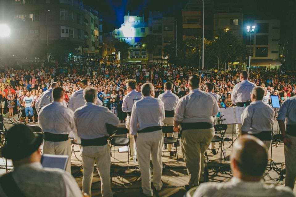 ‘Parranda Chasnera’ llenó de público la plaza de El Médano en su 10º aniversario