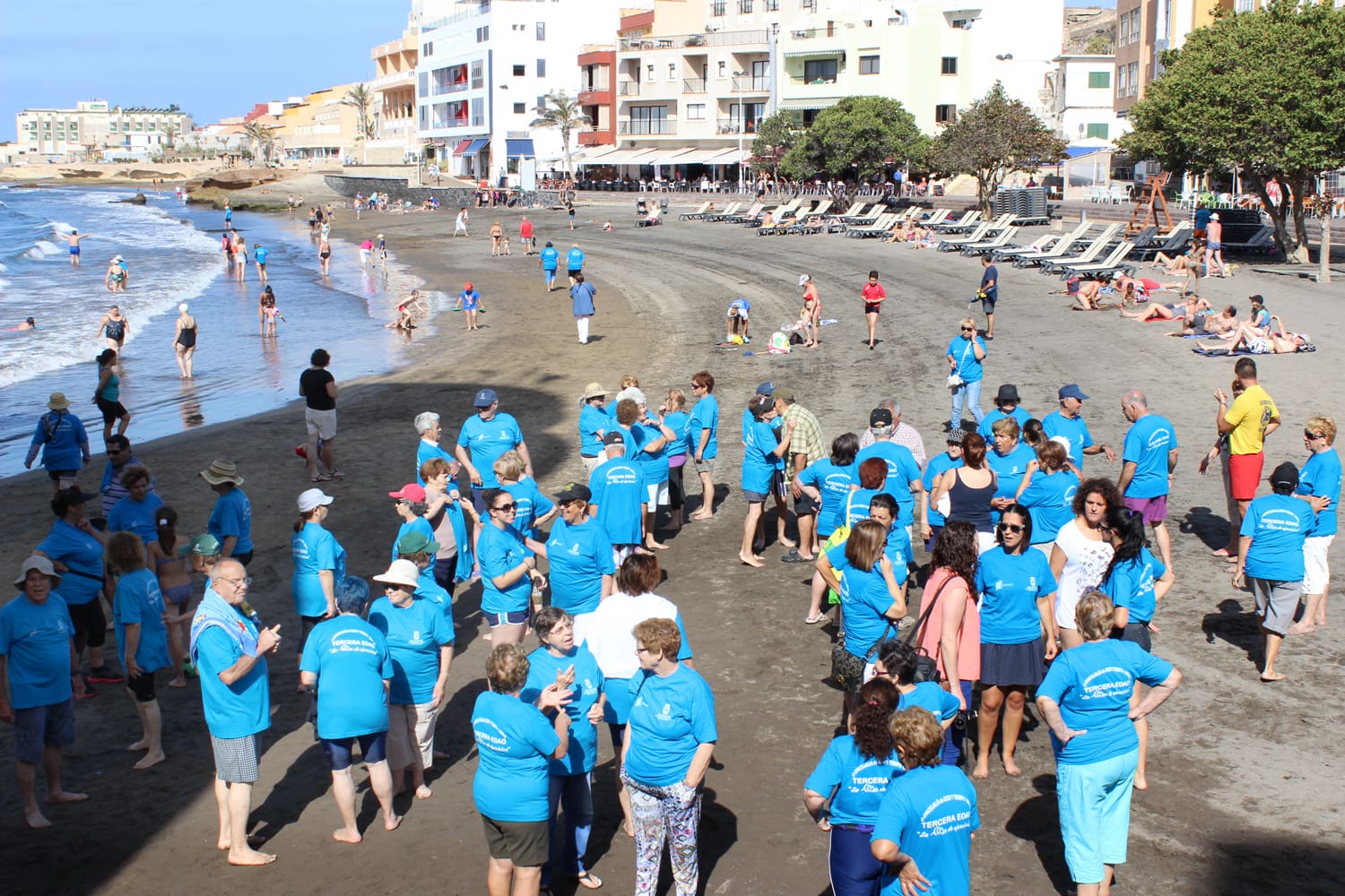 Más de 200 mayores participaron en el programa ‘Gimnasia en la Playa’