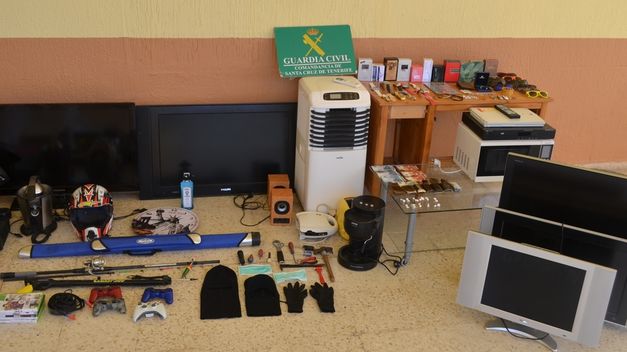 Dos vecinos de Granadilla de Abona detenidos por varios robos y venta de drogas