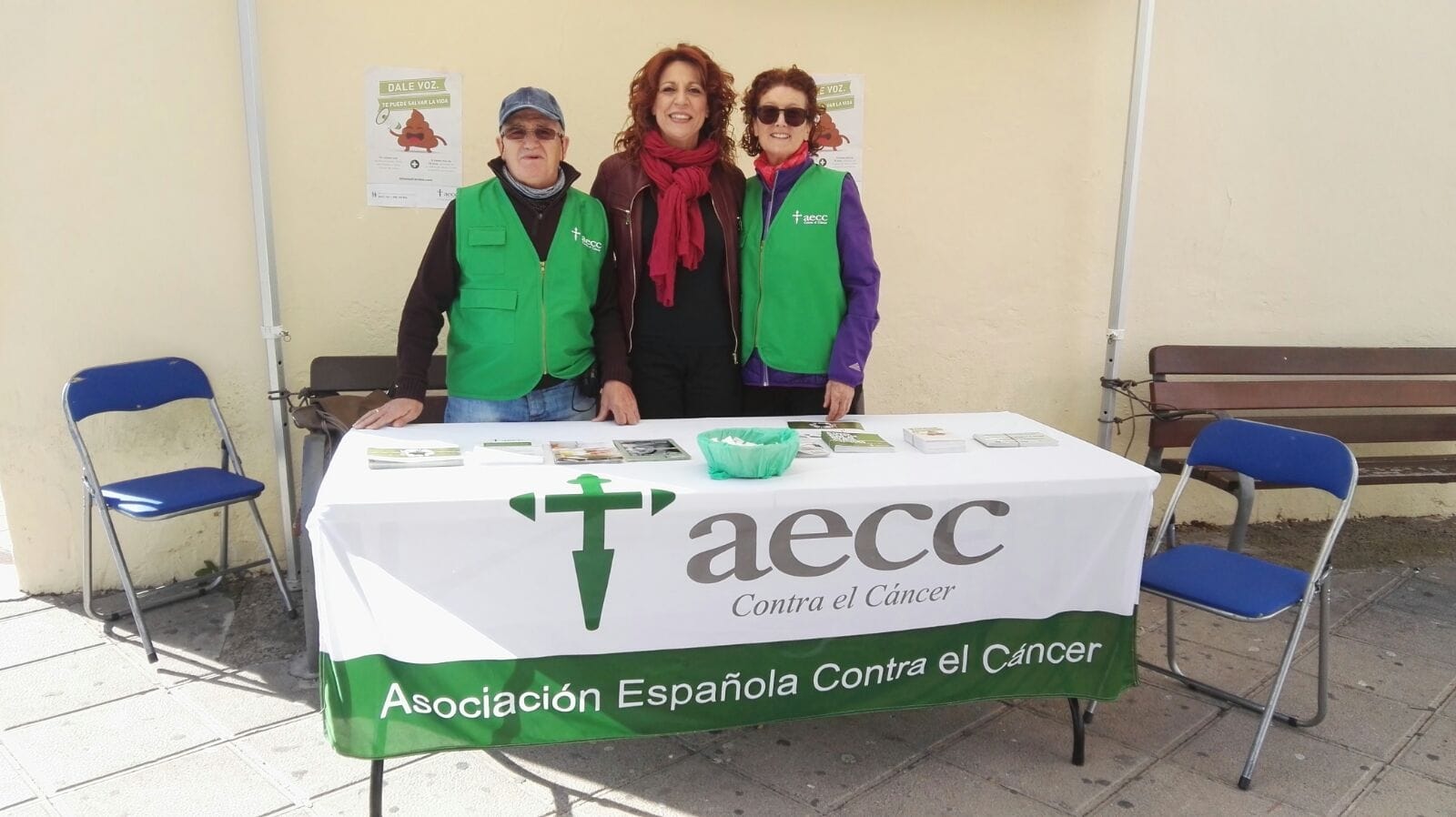 Personas voluntarias de la AECC y Ayuntamiento, contra el ‘cáncer de colon’
