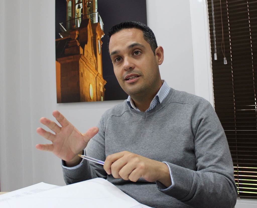 El portavoz del grupo de gobierno municipal, Jacobo Pérez, responde a dos de las acusaciones de la candidata socialista Jennifer Miranda