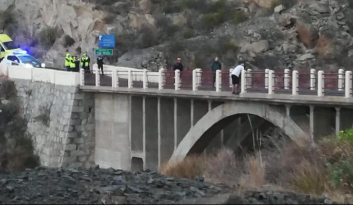 Evitan el suicidio de un hombre en el puente de la TF-28 del barranco de la Orchilla