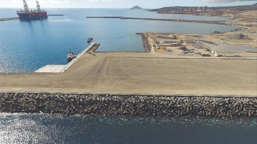 La Autoridad Portuaria señala la instalación de una regasificadora flotante y el traslado de la Refinería de Santa Cruz entre otras acciones a desarrollar en el Puerto de Granadilla