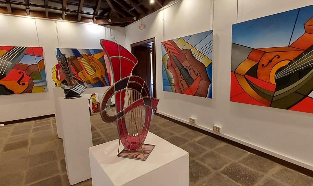 ‘Luz y Color’, una exposición de arte vitral de Orlando Chacón, hasta el 30 de abril en el Museo de Historia de Granadilla de Abona